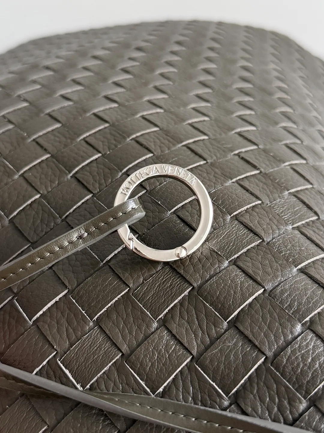 Batch 3280 BOTTEGA VENETA's new Traveler deerskin series is here! The travel season is coming soon, and I believe you must need a large-capacity and simple bag. This new Traveler is very in line with the current travel craze. The whole bag is designed with deerskin and is made of the highest quality leather. It feels tougher to the touch. The super large capacity is suitable for short trips. Traveling with friends and family does not require carrying heavy luggage. It is also very convenient for friends who often travel for work. You can carry two changes of clothes and a computer with you. It also comes with an adjustable shoulder strap to free your hands. Style number: 806976 Size: 58*46*10cm